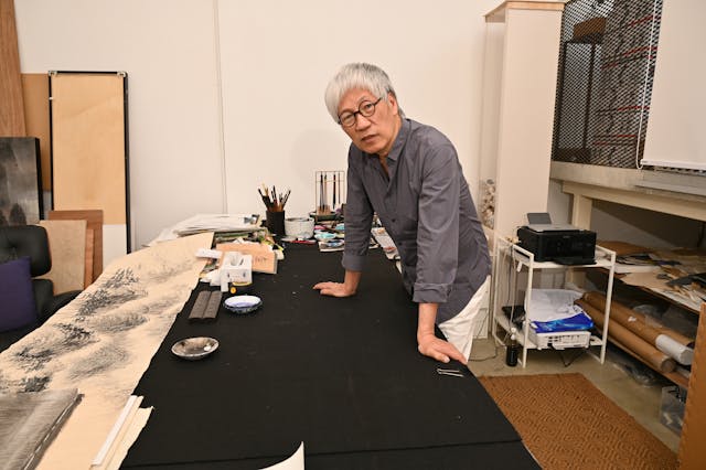 馮永基及其畫作。(文灼峰攝)