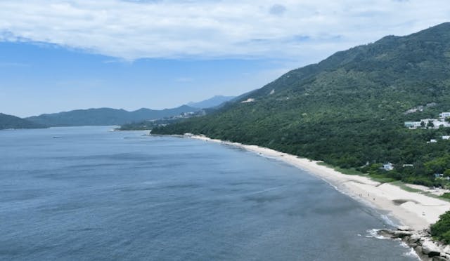 長沙擁有全港最長的沙灘，鄰近東涌道，地理位置優越，是目前陸上交通到訪南大嶼的入口。（政府新聞處）