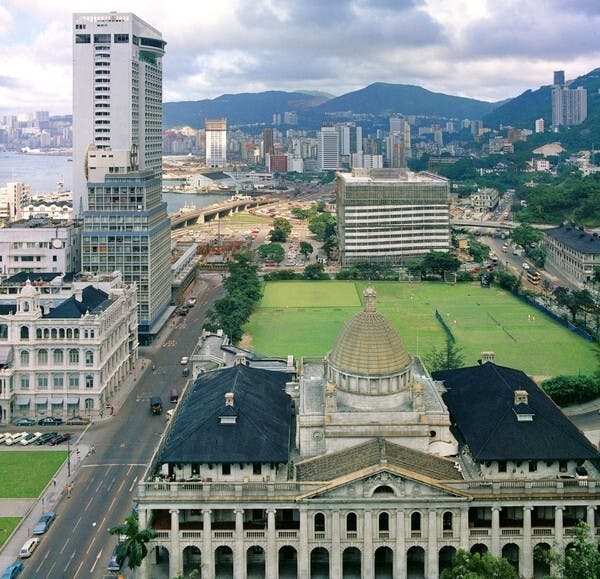 70年代的香港最高法院大樓。木球會和多處陸、海軍設施尚未搬遷。（圖片來源：Kevin MacGregor）