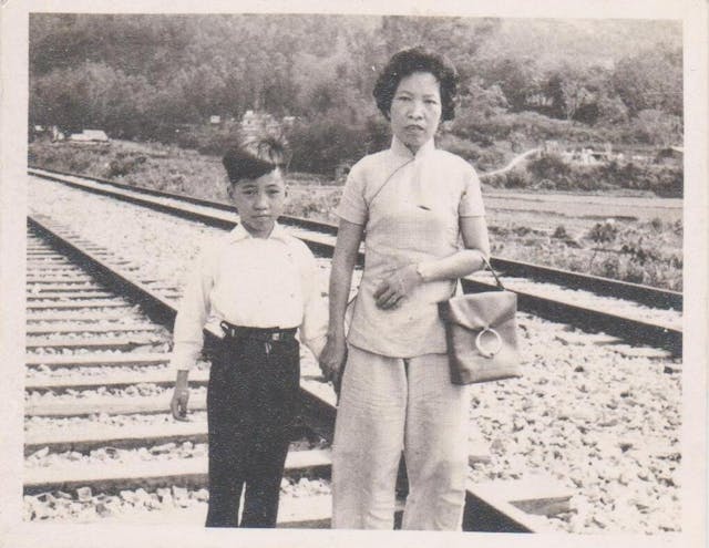 馮永基出身基層,人生第一次遠行,是喪父後隨母回鄉向婆婆交代父親的後事。