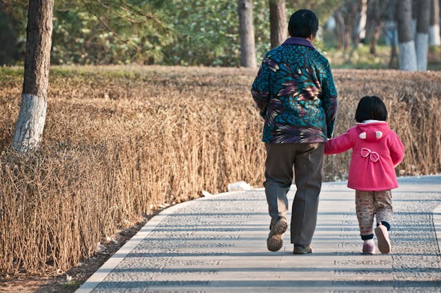 20世紀80年代實行的嚴格的「獨生子女」政策，最近才取消，以及對農村和城市土地供應的嚴格控制，通過戶籍制度將人們綁定到土地和社會福利體系中等等。（Shutterstock）