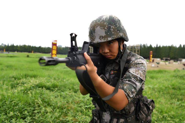 解放軍女兵軍訓得來的定位記憶力，不容小覻。（清華大學新聞網）