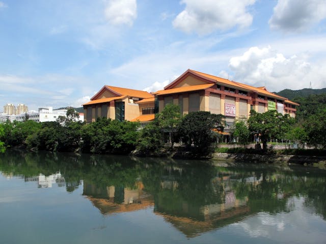 沙田城門河對岸的香港文化博物館。（Wikipedia Commons）