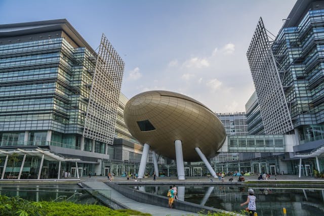 香港對外宣傳的科創主要成績，是香港已成為全球生物科技公司第二大集資中心，而不是「落地」的產業、企業或新產品。（Shutterstock）