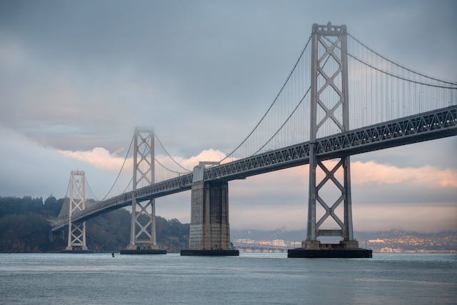 但其實對中國當前更有意義的橋，應是三藩市最繁忙的海灣橋（Bay Bridge）。（Shutterstock )