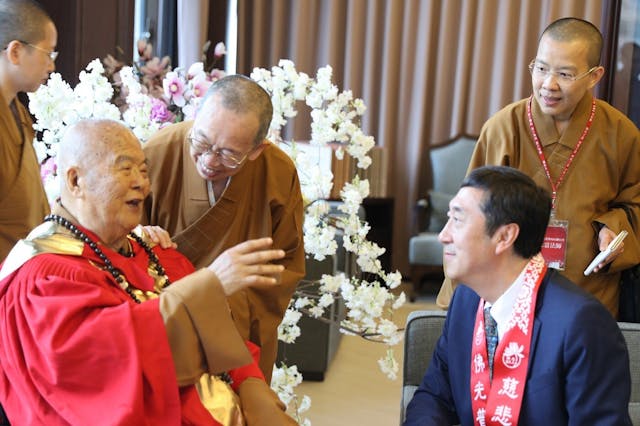 2017年5月，時任香港中文大學校長沈祖堯教授（右）率代表團前往台灣，頒授榮譽社會科學博士證書予星雲大師。（香港中文大學圖片）