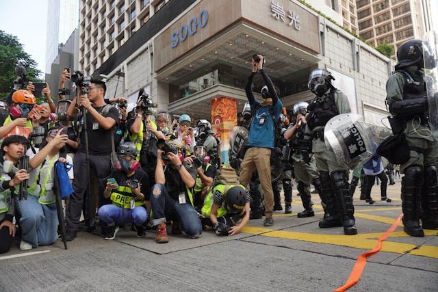 香港的記者經常指警員總是影響他們的採訪工作，那就應該跟香港記者協會說清楚。（亞新社）