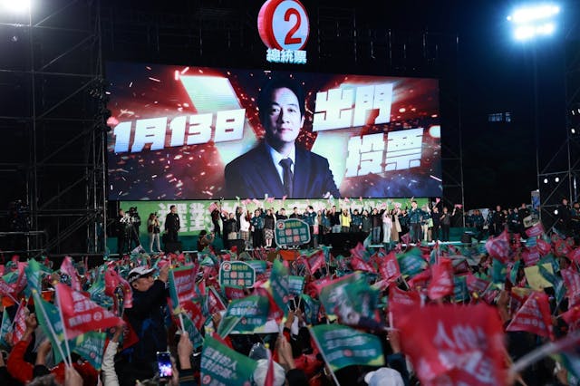 賴清德、蕭美琴的選前晚會，亦吸引數以萬計民眾參加。（亞新社）