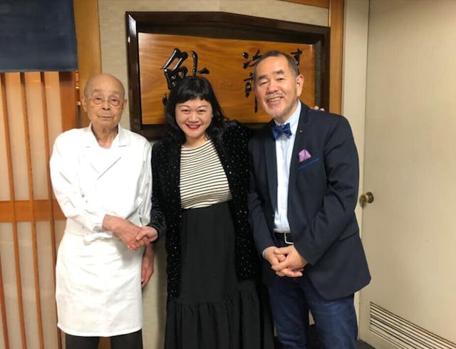 小野二郎（左）、謝嫣薇（中）及日本著名食評家山本博益（右）合影。（謝嫣薇Facebook圖片）