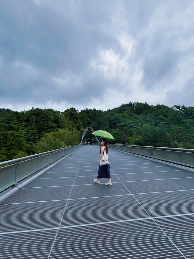 在雨中漫步，欣賞美麗的信樂山群，別有一番風味。（Shengjia攝）