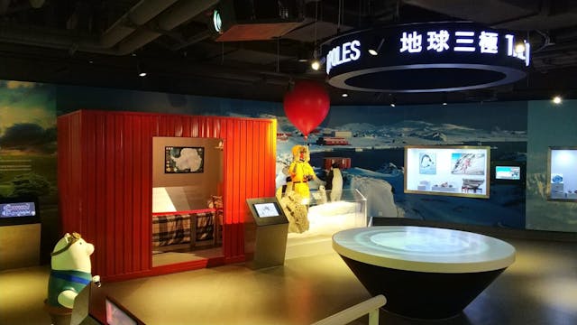 2013年香港中文大學校園內設立「賽馬會氣候變化博物館」（上），展出李博士多年來在南、北極和青藏高原、珠穆朗瑪峰等雪域所收集的珍貴資料，向公眾推廣氣候變化及環境保護的信息（下）。（受訪者提供）