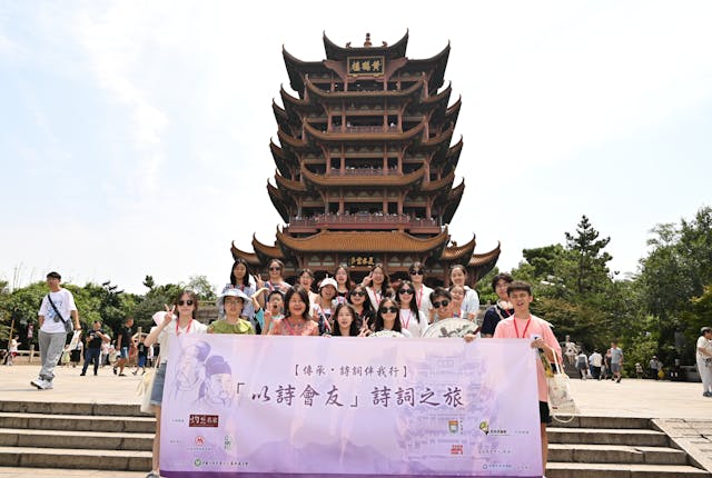 昔人已乘黃鶴去，此地空餘黃鶴樓。