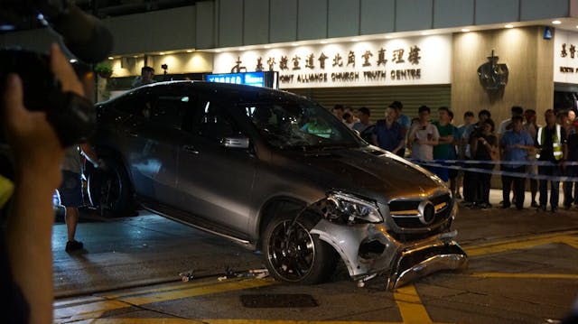 私家車車頭嚴重損毀。