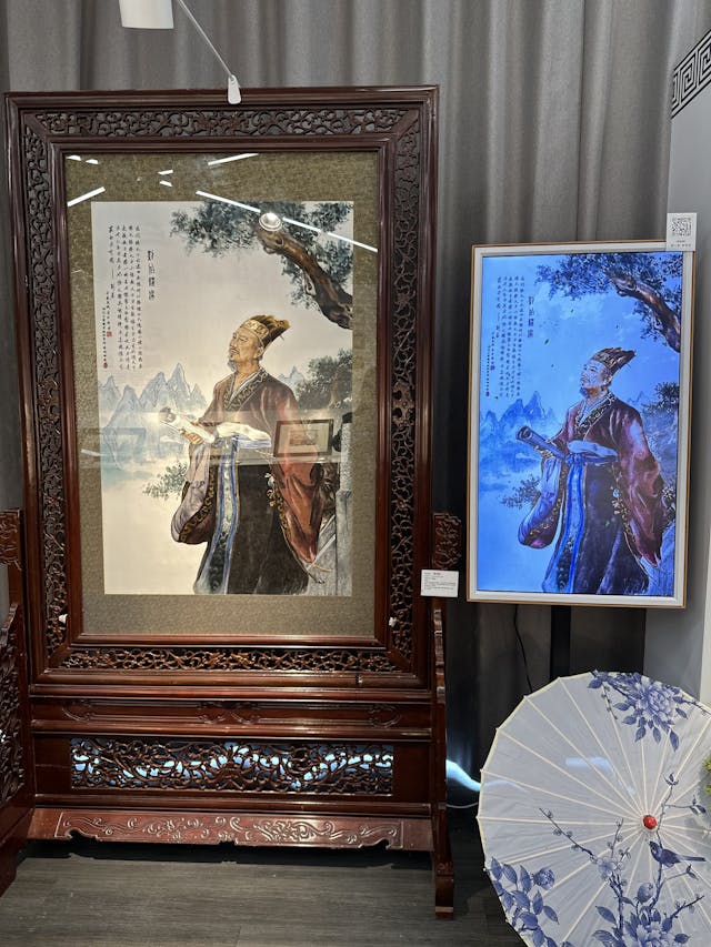 此次展出的甌綉作品《劉基像》（或劉伯溫像）便加入了香港理工大學的現代科技元素，使畫中人物的頭部配合吟誦搖動、衣袖翩翩，達到栩栩如生的效果。