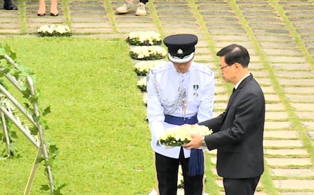 重陽節李家超出席儀式，悼念二戰期間為保衞香港捐軀的人士。（大會堂現場直播視頻截圖）