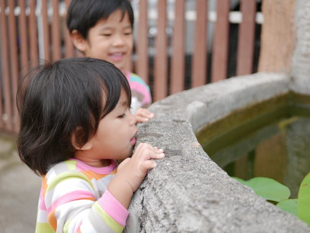 幼兒的好奇心，是他們認識周圍世界的必然和必須。（Shutterstock）