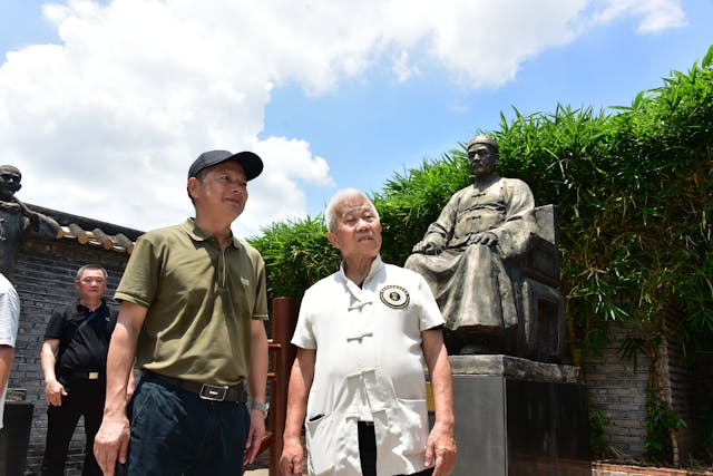 鶴山市文廣旅體局局長、梁贊詠春文化促進會會長謝文清與梁錦棠師傅於梁贊故居紀念館。