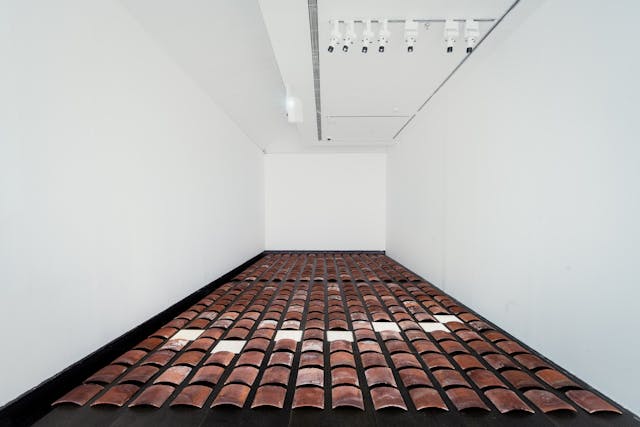 裝置藝術《乒乓》由《與吳冠中對話》轉化,呼應展覽命題遊走於建築和藝術之間。