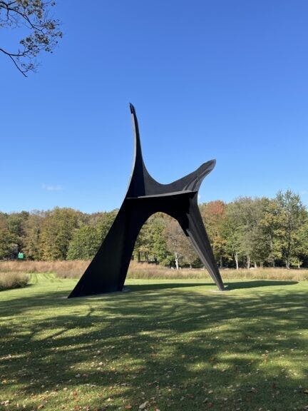 圖片十： The Arch, by Alexander Calder, 1975。