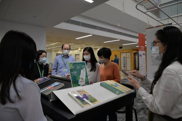 《走進》一書是一本大中華區圖書館員隨圖書館事業成長發展、積極參與高校學科建設和人才培養、努力促進人文通識教育、全面反映高等教育變遷的重要著作。（香港大學圖書館圖片）