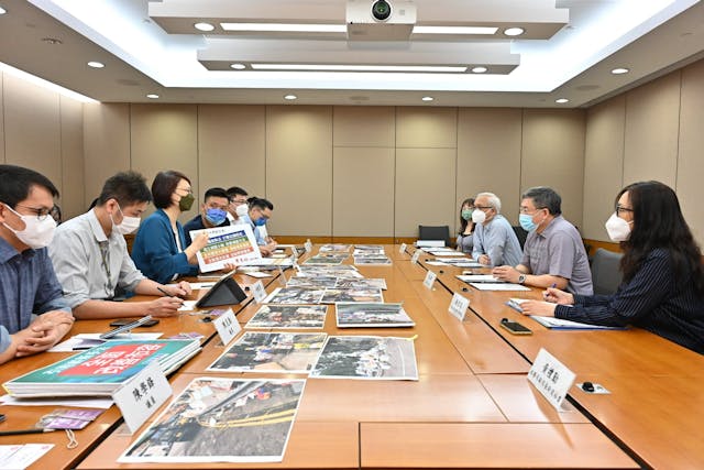 早前，政務司副司長卓永興、環境及生態局局長謝展寰等官員與立法會議員會面，商討衛生黑點問題。（卓永興Facebook圖片）