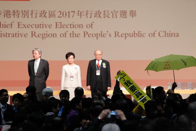 政改方案被否決，市民大眾本來可以有第二層的一人一票選特首的機會。（亞新社）