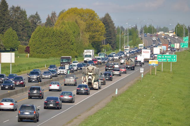 加人多以私家車代步，就算用公車返工的，亦多擁有私家車。（Shutterstock）