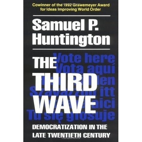 亨廷頓（Samuel P. Huntington）在《第三波：20世紀後期民主化浪潮》一書中闡述「第三波」這個詞，即1970年代以來席捲全球的民主化浪潮。（goodreads）