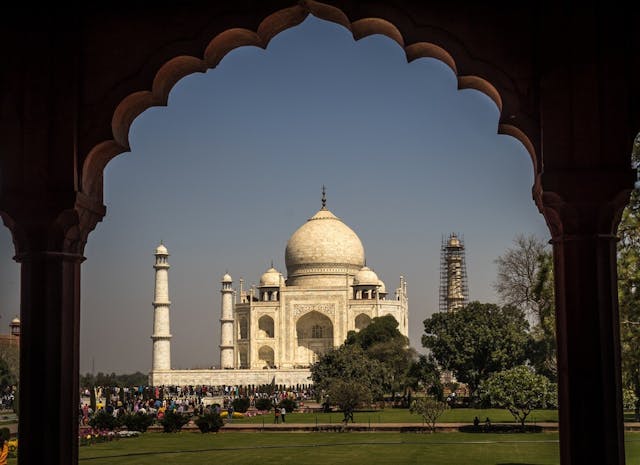 建築瑰寶泰姬陵(Taj Mahal)與旁邊墨黑河水,成了強烈對比。(Shutterstock)