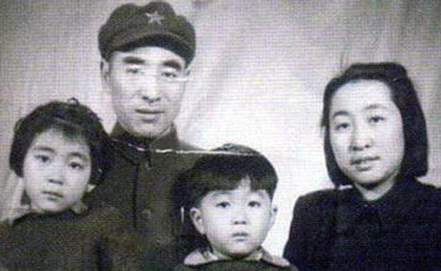 1950年代初的林彪和妻葉群（右）、子林立果（中）、女林立衡（林豆豆）。（網絡圖片）