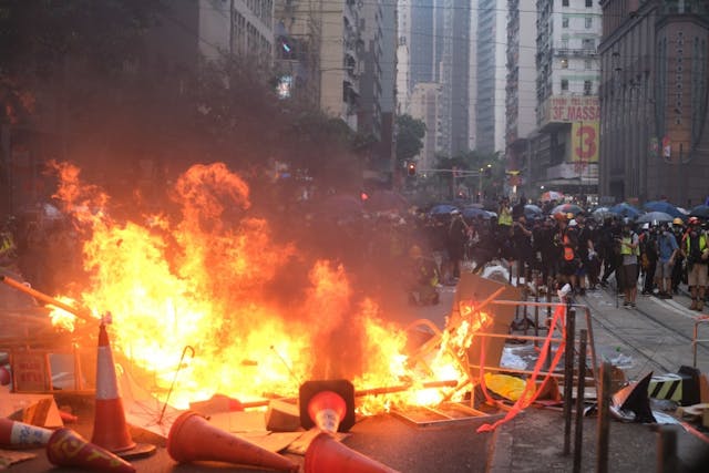 內地的自由派人士看到香港街頭的火爆場面，不少人都不認同這樣的行為。（亞新社）