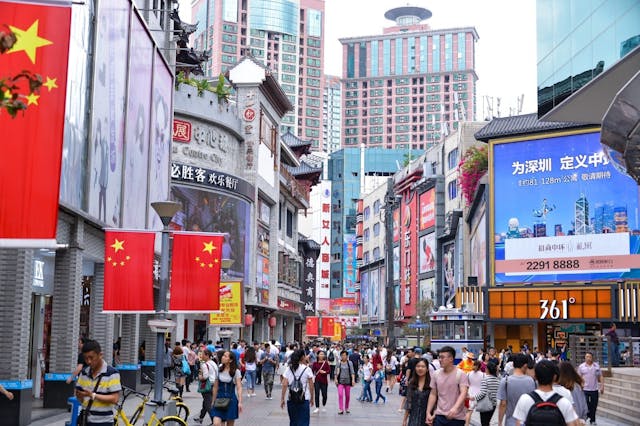 深圳已經成為香港青年理想的工作實習和創業地點，圖為繁盛的東門商業街。（Shutterstock）