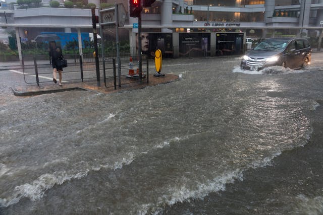 天文台必須依靠緊密監測雨量分布輔以雷達外推算法，有合理把握時才發出黑雨警告，因此提前發出暴雨警告的空間很少，希望市民理解。（shutterstock）