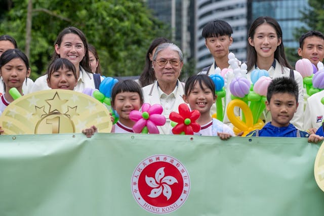 （左起）何詩蓓、霍震霆、盧蔚豐、江旻憓等人與市民合照。（亞新社）