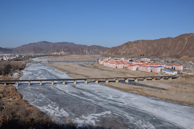 從中國圖們市俯瞰圖們江，圖們江左方為中國，右方為北韓南陽勞動者區。（Wikimedia Commons）