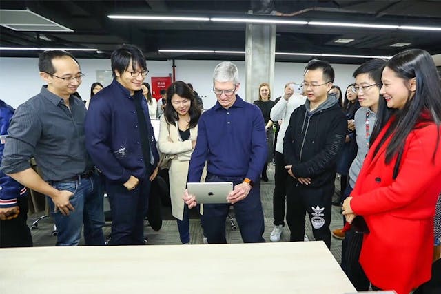 蘋果公司執行長庫克（Tim Cook）曾到訪遊戲科學，左一為遊戲科學創辦人馮驥。