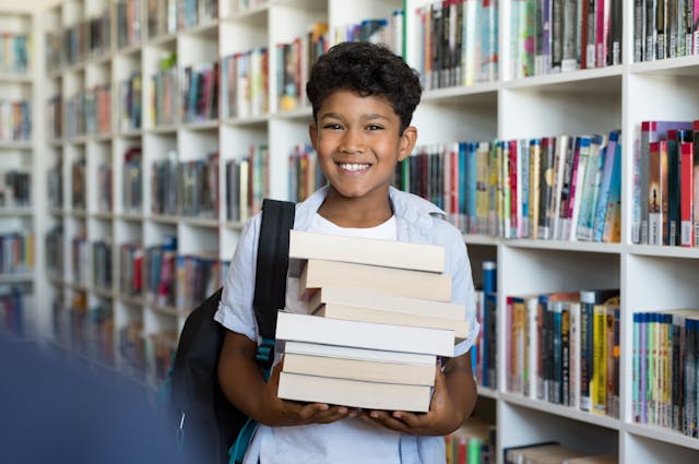 即便不能去圖書館借書，鼓勵孩子閱讀電子書亦可。（Shutterstock）