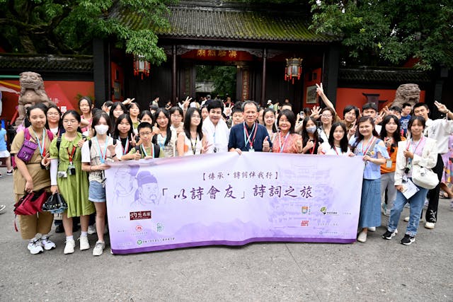 同學們參訪祭祀諸葛亮和劉備的武侯祠，懷想三國歷史。