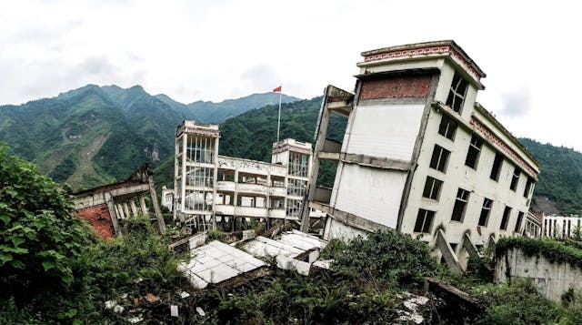 2008年四川省汶川大地震，引發了超過10萬次山崩，並形成了數百個堰塞湖。（Shutterstock）