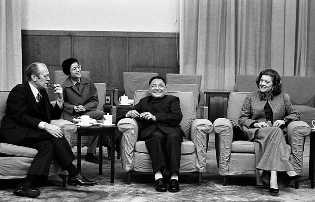 1975年，鄧小平（中）與時任美國總統福特及其夫人會面。（Wikimedia Commons）