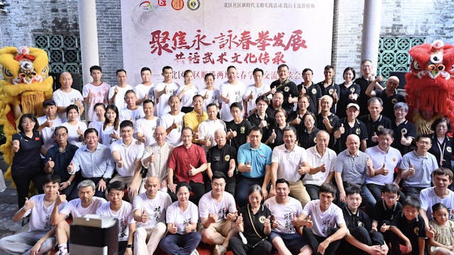 順港兩地詠春同仁大合影，攝於陳岩野先生祠。