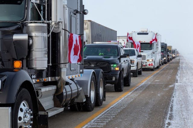 有不滿疫苗政策的貨車司機，發動「自由車隊」（freedom convoy）行動，反對有關要求。（Shutterstock）