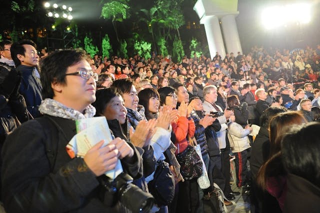 參加聖誕園林音樂會的人們，臉上洋溢着開心的笑容。（圖片由香港電台提供）