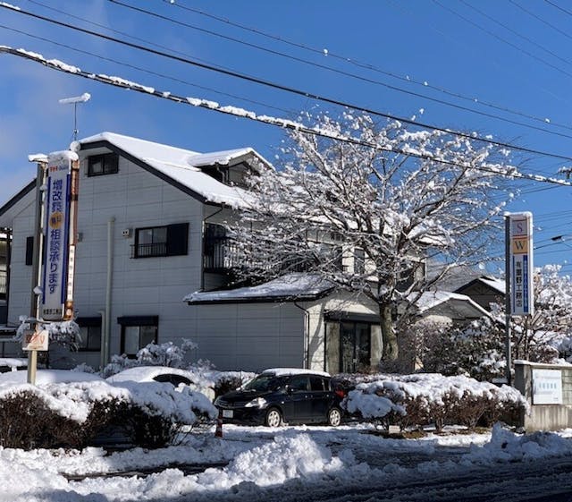 街上的老房子，滿蓋着雪。