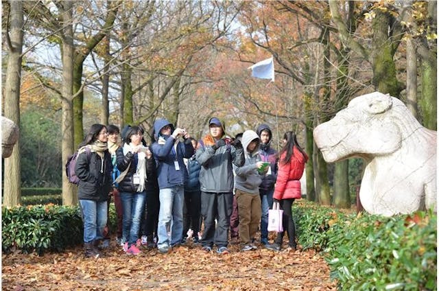 「薪火相傳」系列下，香港中學生遊學南京明孝陵的活動情況。（香港教育局圖片）