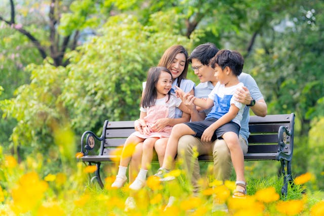 父母可以鼓勵孩子自行規劃假期的作息時間。例如，可以鼓勵子女在完成一定份量的作業後就進行娛樂或休息。（Shutterstock）