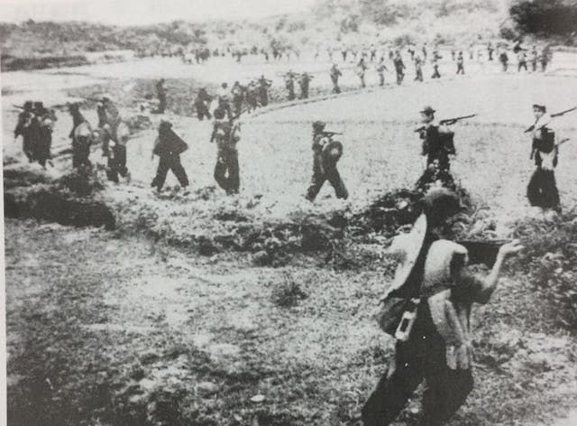 東江縱隊港九獨立大隊行軍情形。