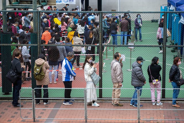 香港4月份病例數量迅速減少後，7月上旬增加至並穩定在每日約3000宗。（Shutterstock）