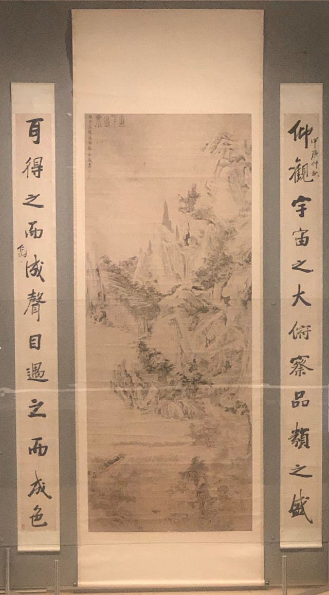 策展人巧具心思，將《行書十二言聯》與《山下出泉》並置。（由作者提供）