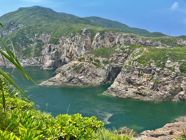 在東龍洲遠眺，碧水藍天，風光怡人。（作者提供圖片）